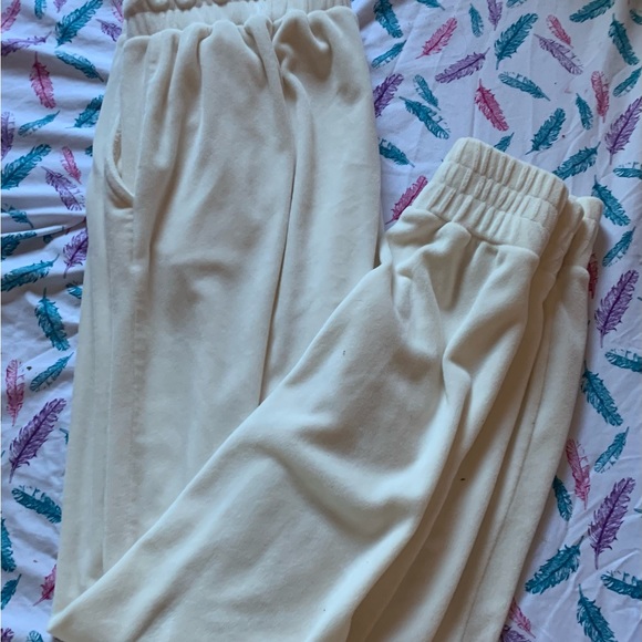 Medium velvety soft cream coloured sweats - Picture 1 of 3